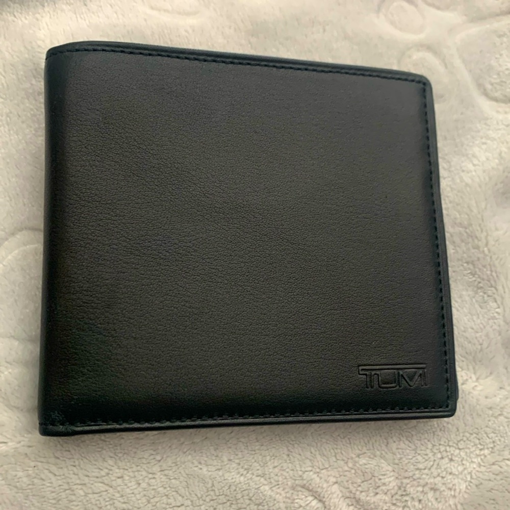 New TUMI Men’s Bifold Black Wallet